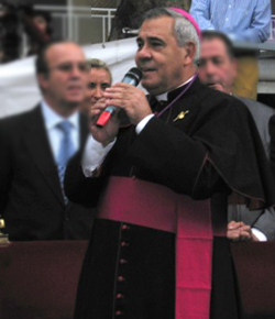 Arzobispo de Granada: "No hay soledad, tristeza o pobreza humana de la que Dios esté ausente"
